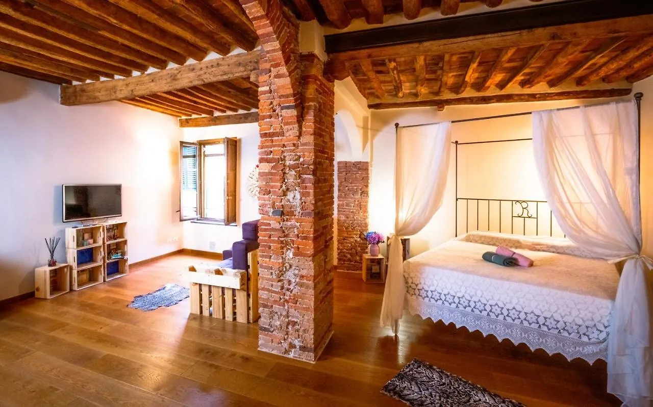 Apartment La Romantica Appartamento Centro Storico Lucca Italy